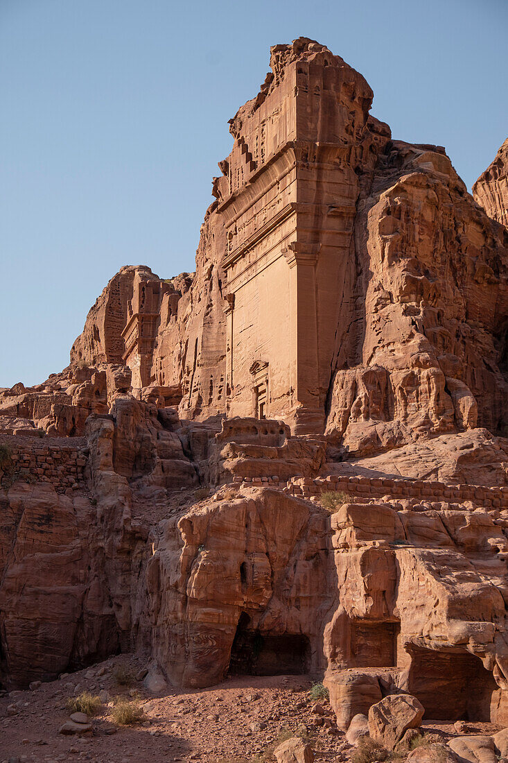 Unayshu-Grab in der verlorenen Stadt Petra bei Sonnenuntergang beleuchtet, Petra, UNESCO-Welterbestätte, Jordanien, Naher Osten
