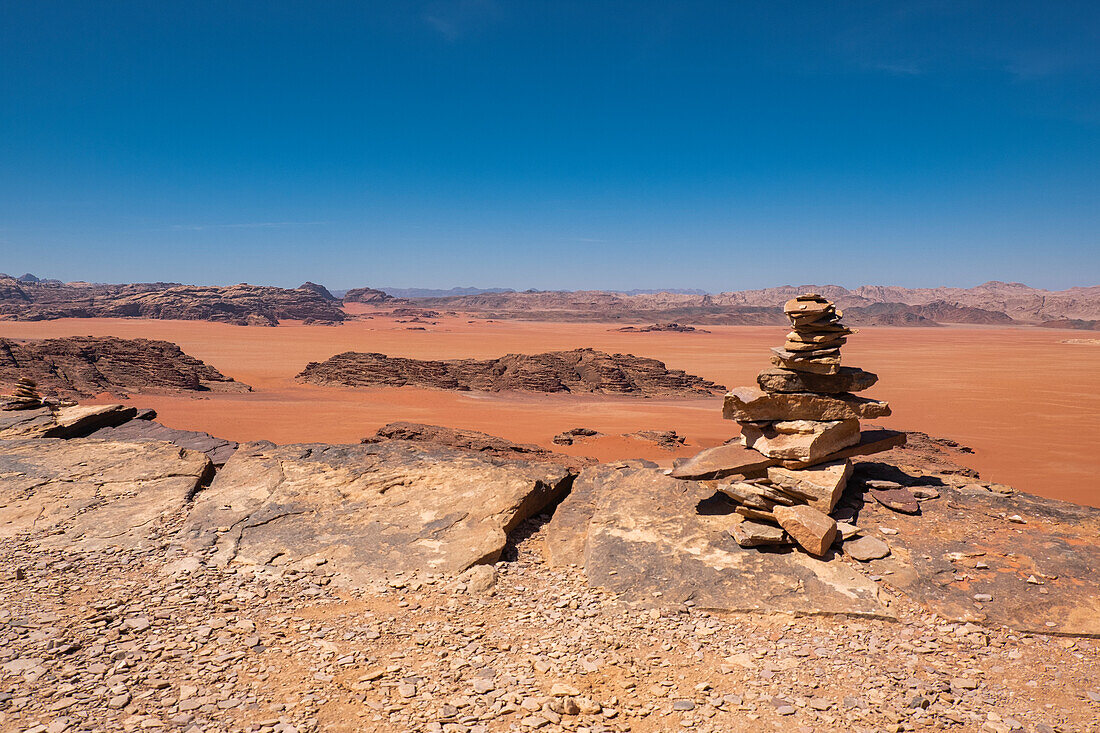 Wadi Rum, rote Wüste mit aufgeschichteten Steinen im Vordergrund, Jordanien, Naher Osten