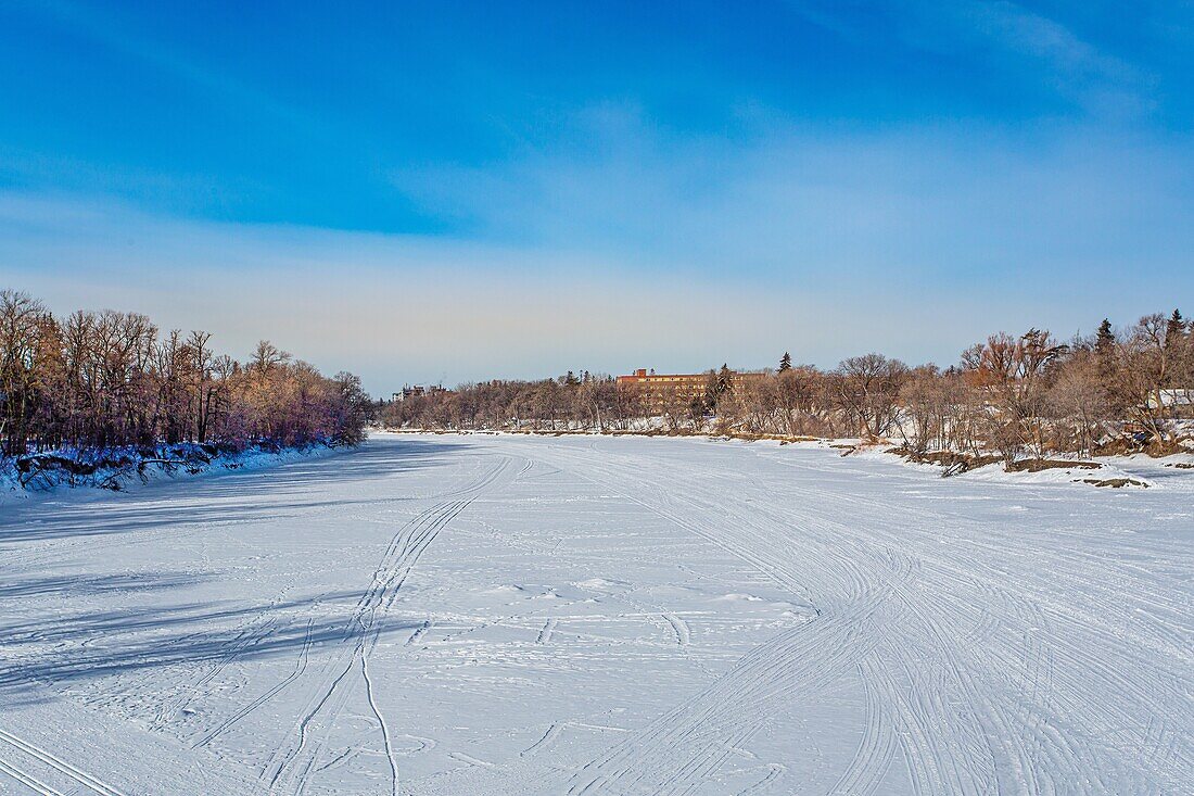 Der zugefrorene Assiniboine River in Winnipeg, Manitoba, Kanada, Nordamerika