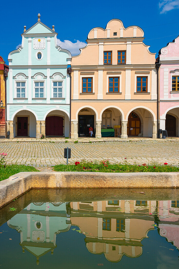 Ikonische Häuser am Zacharias-von-Hradec-Platz, die sich in der Horni kasna (Oberer Brunnen) spiegeln, UNESCO-Welterbe, Telc, Tschechische Republik (Tschechien), Europa