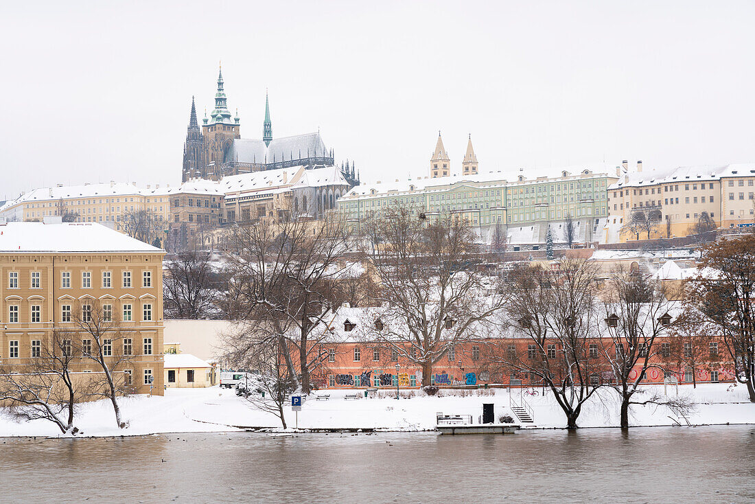 Prager Burg an der Moldau mit Schnee im Winter, Prag, Tschechische Republik (Tschechien), Europa