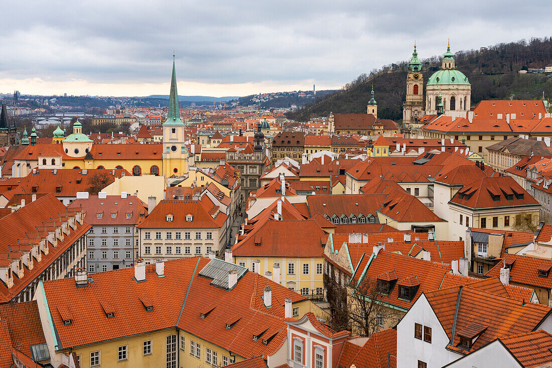 Rote Dächer des Kleinseitner Viertels, dominiert von der St.-Nikolaus-Kirche und der St.-Thomas-Kirche, UNESCO-Weltkulturerbe, Prag, Tschechische Republik (Tschechien), Europa