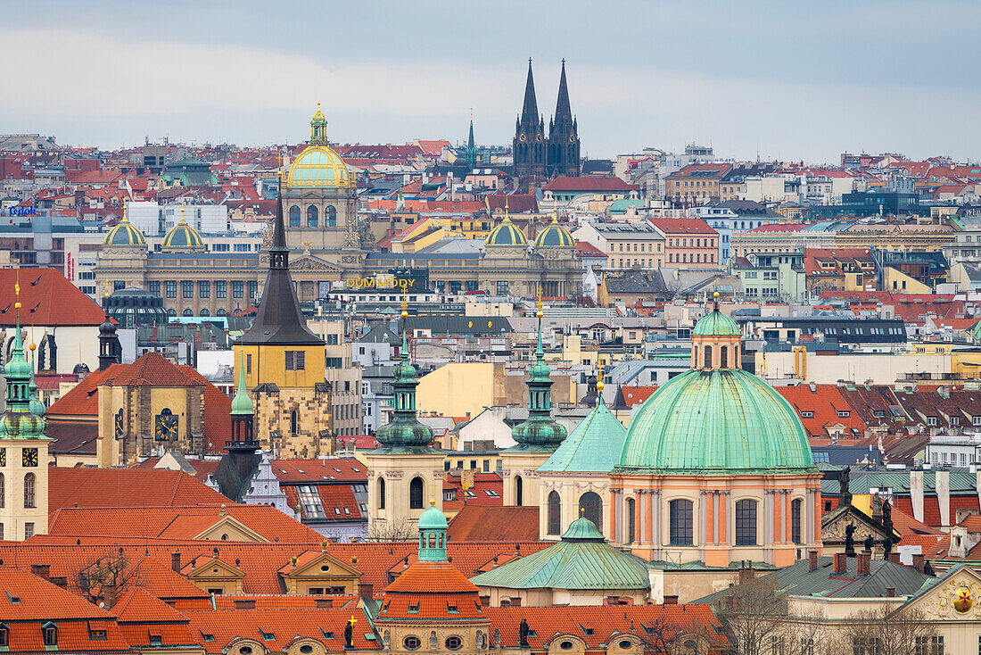 Prager Skyline mit der Kuppel der Kirche des Heiligen Franz von Assisi, dem Nationalmuseum und der St.-Ludmila-Kirche, Prag, Tschechische Republik (Tschechien), Europa