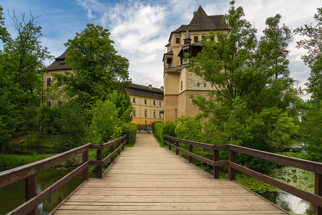 Holzbrücke, die zur Burg Blatna führt, Blatna, Tschechische Republik (Tschechien), Europa
