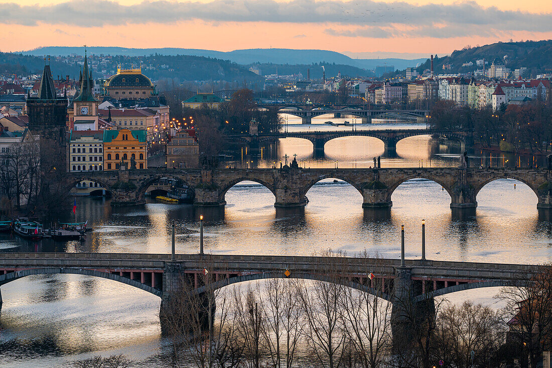 Brücken über die Moldau gegen den Himmel vom Letna Park aus gesehen in der Abenddämmerung, Prag, Böhmen, Tschechische Republik (Tschechien), Europa