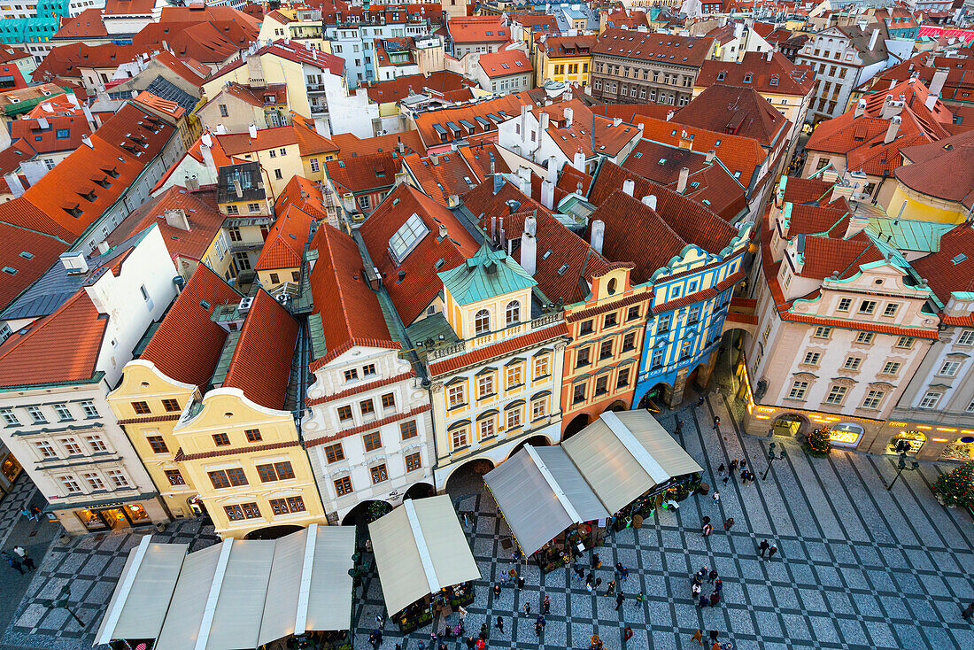 Ansicht von Häusern mit roten Dächern von der Prager Astronomischen Uhr am Altstädter Ring aus gesehen, Prag, Tschechische Republik (Tschechien), Europa