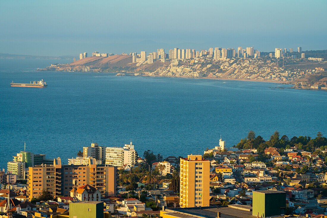 Erhöhter Blick auf die Küstenstadt Vina del Mar vom Mirador Pablo Neruda aus gesehen, Vina del Mar, Chile, Südamerika