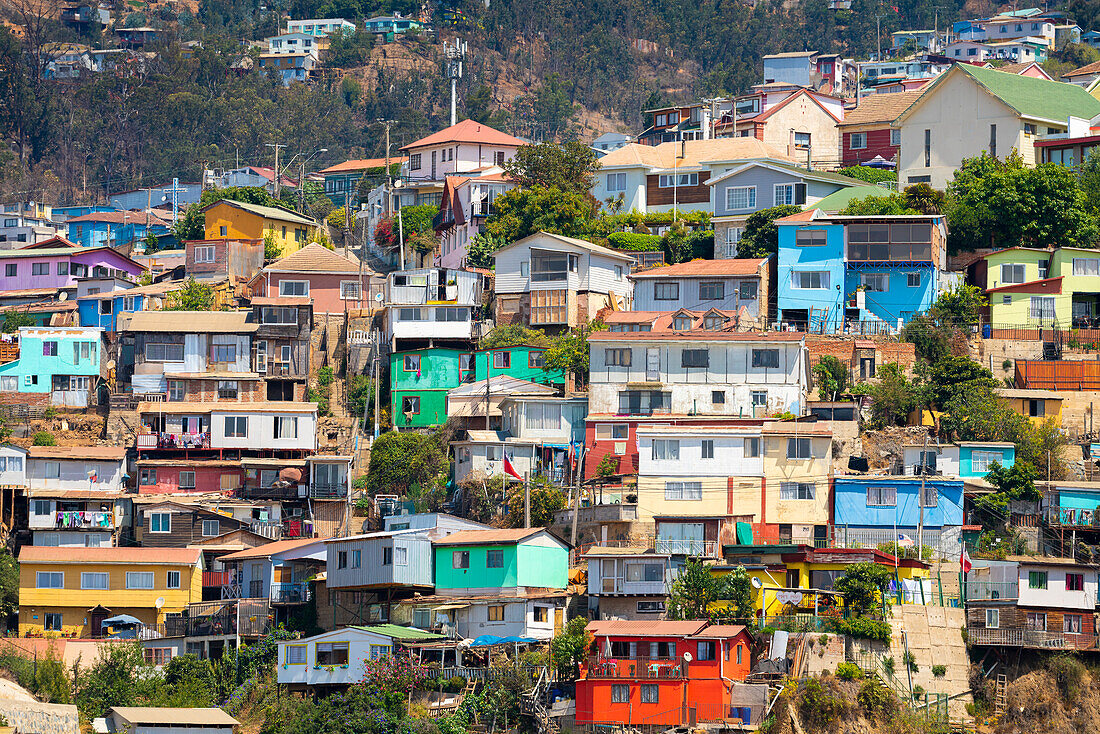 Bunte Häuser in der Stadt an einem sonnigen Tag, Valparaiso, Chile, Südamerika