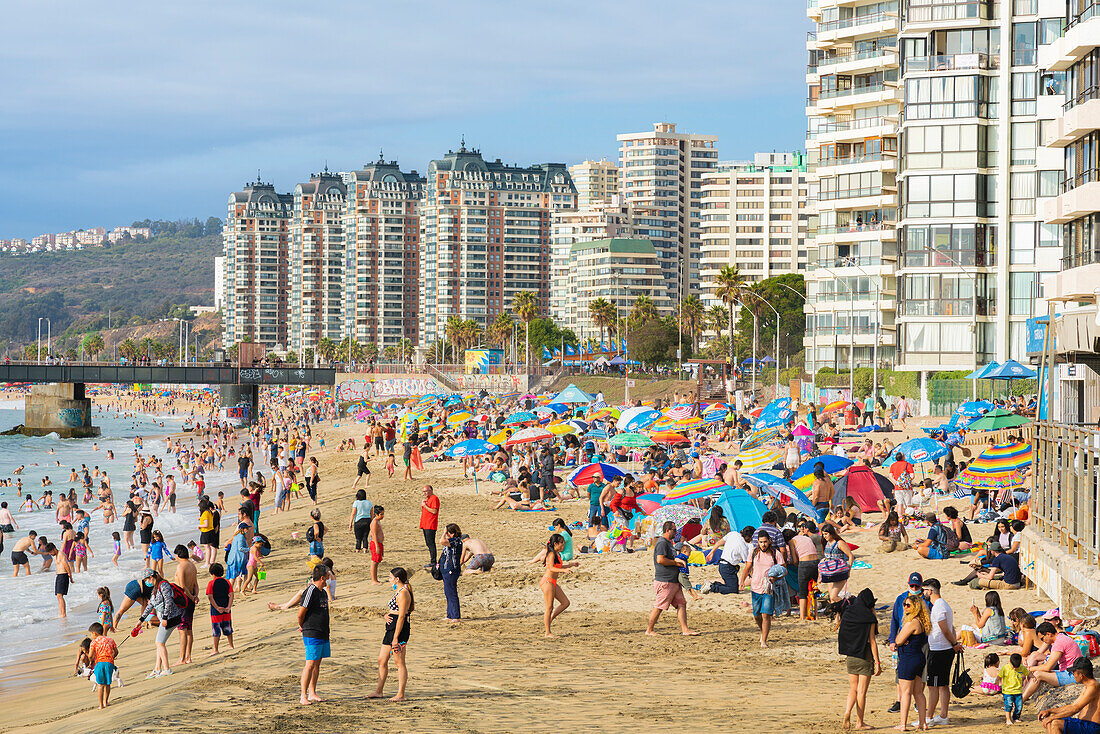 Menschen entspannen sich am Acapulco-Strand in der Nähe des Vergara-Piers, Vina del Mar, Chile, Südamerika