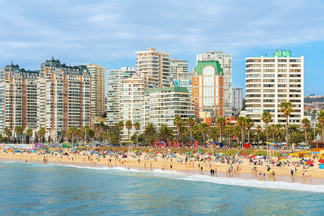 Menschen am Strand El Sol, Vina del Mar, Chile, Südamerika