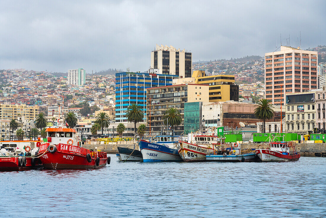 Boote im Hafen von Valparaiso entlang der Muelle Prat, Valparaiso, Chile, Südamerika