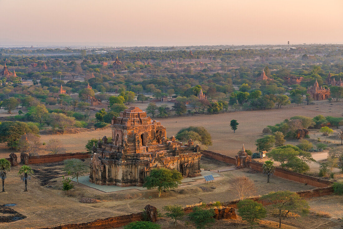 Alte Tempel in Bagan bei Sonnenaufgang, Alt-Bagan (Pagan), UNESCO-Weltkulturerbe, Myanmar (Birma), Asien