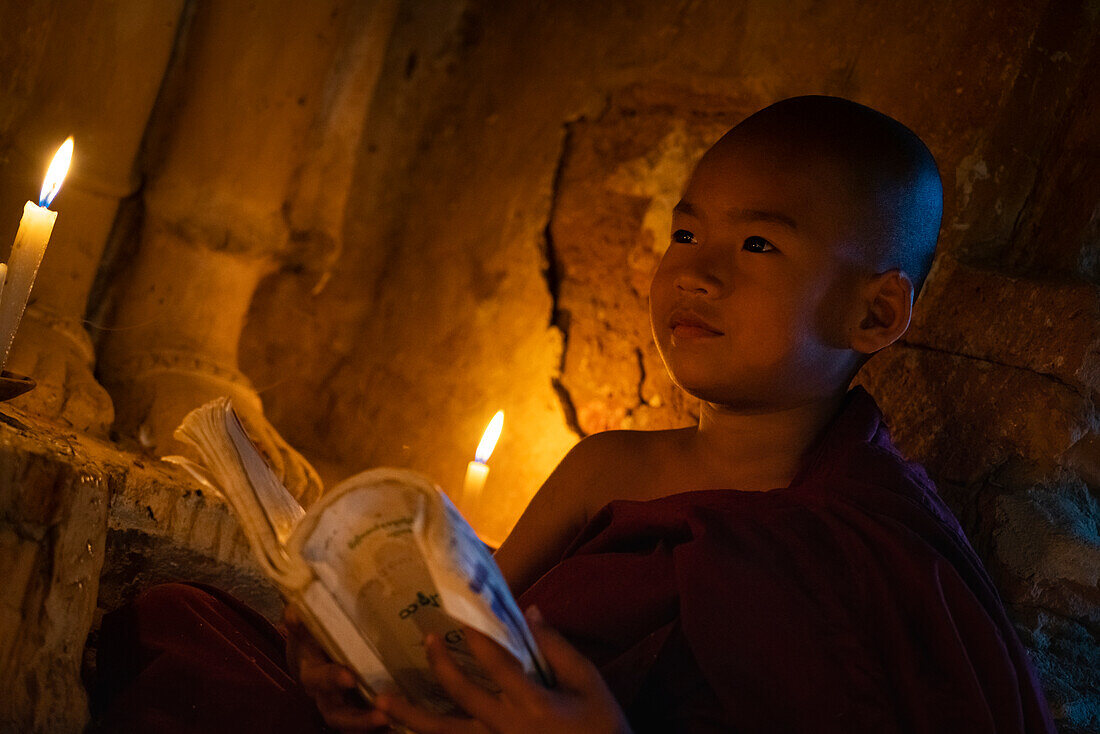 Junger Mönch mit Buch in einem Tempel, Bagan (Pagan), Myanmar (Burma), Asien