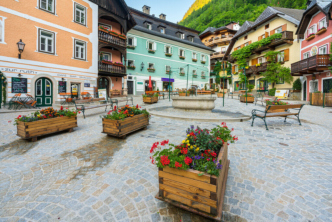 Marktplatz mit Blumenkästen in den frühen Morgenstunden, Hallstatt, Österreich, Europa