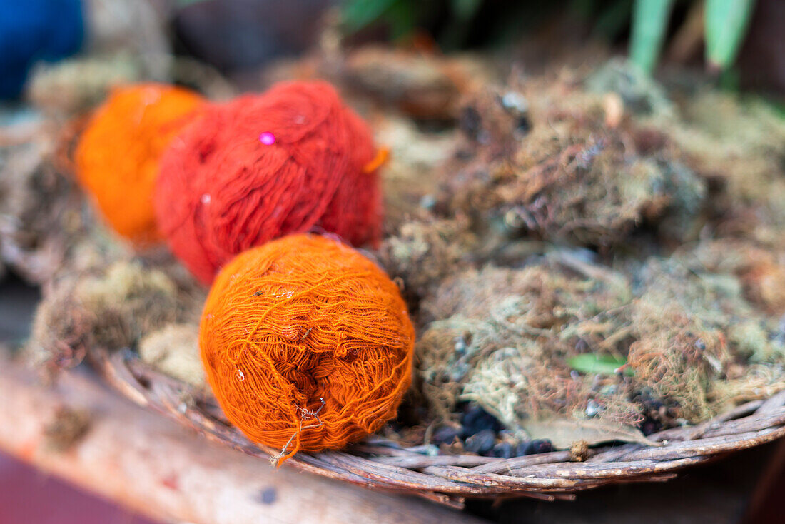 Knäuel aus natürlich gefärbter Wolle, Chinchero, Heiliges Tal, Cusco, Peru, Südamerika
