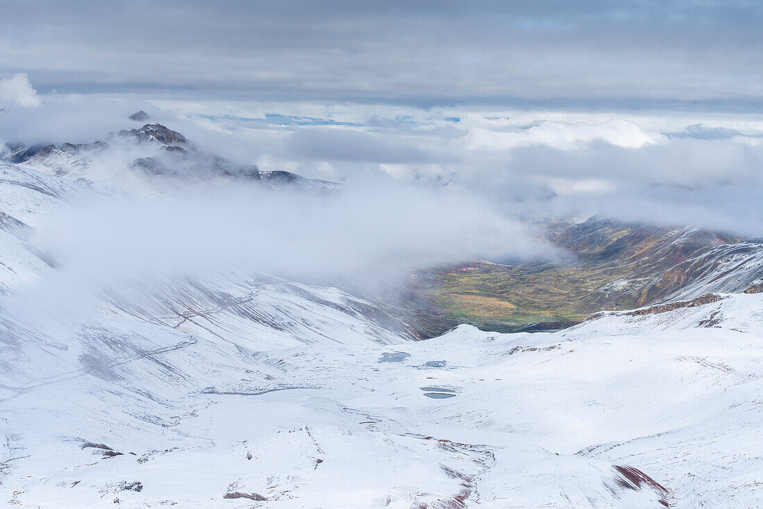 Schneebedeckte Landschaft in der Nähe des Regenbogenbergs (Vinicunca), Rotes Tal, Cusco, Peru, Südamerika
