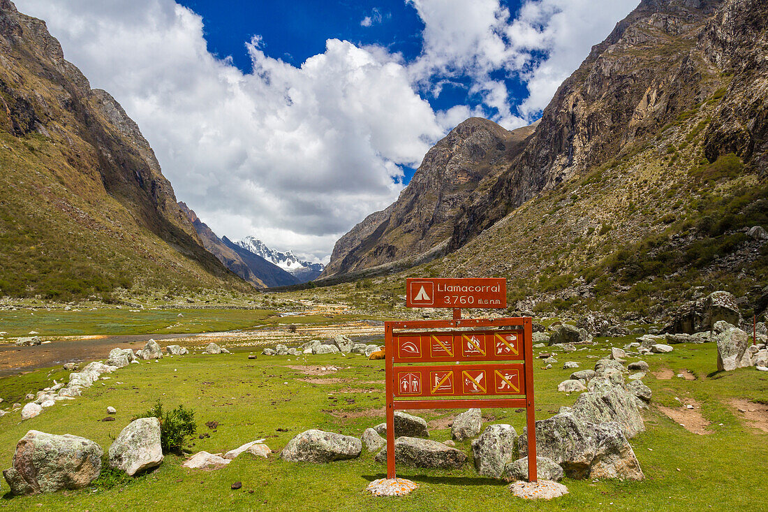 Campingplatz Llamacorral auf dem Santa-Cruz-Wanderweg, Cordillera Blanca, bei Caraz, Peru, Südamerika