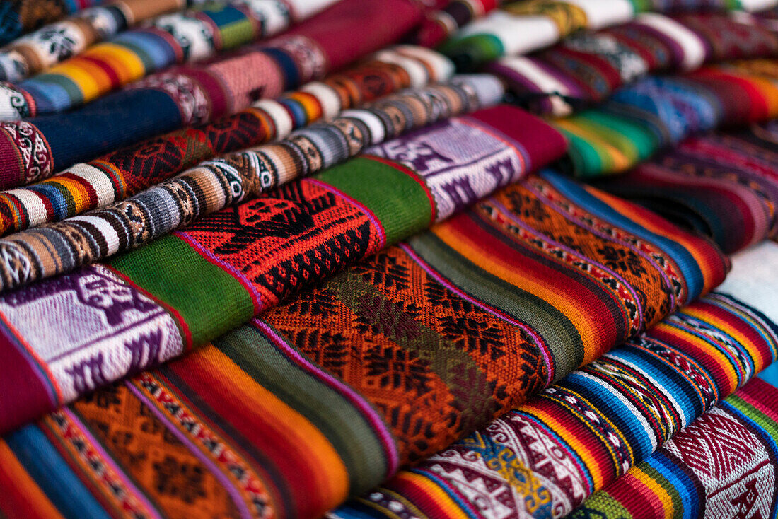 Stoffe auf dem Markt, Pisaq, Heiliges Tal, Cusco, Peru, Südamerika