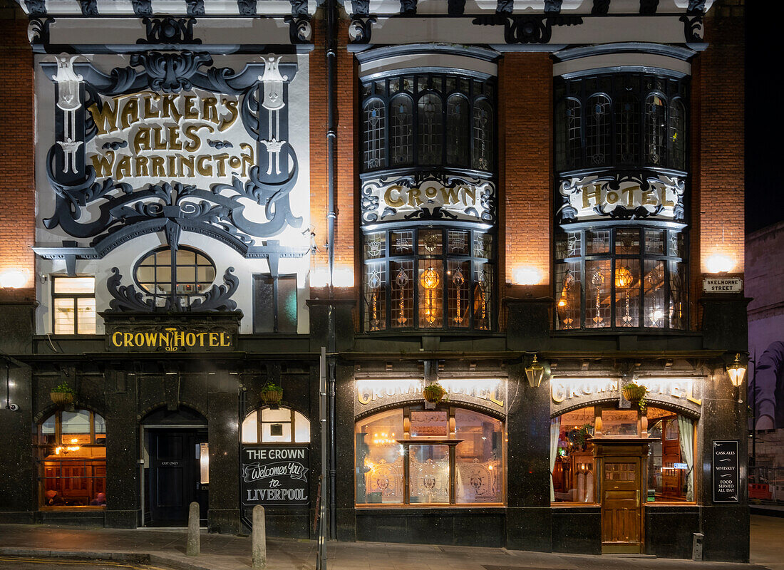 Das Crown Hotel und Alehouse bei Nacht, Skelhorne Street, Liverpool, Merseyside, England, Vereinigtes Königreich, Europa