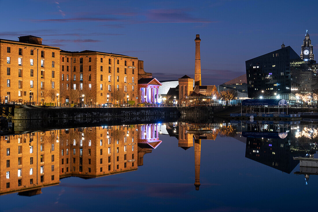 Das Albert Dock und das Pumphouse spiegeln sich im Salthouse Dock bei Nacht, Liverpool Waterfront, Liverpool, Merseyside, England, Vereinigtes Königreich, Europa