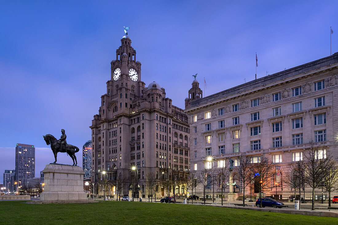 Das Liver Building und der Pier Head bei Nacht, Liverpool Waterfront, Liverpool, Merseyside, England, Vereinigtes Königreich, Europa