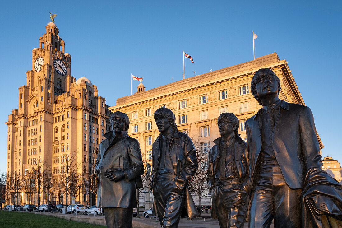 Die Beatles-Statue und das Royal Liver Building, Pier Head, Liverpool Waterfront, Liverpool, Merseyside, England, Vereinigtes Königreich, Europa