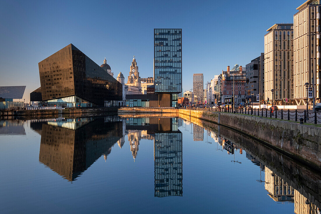 Liverpool Waterfront und das Liver Building, das sich im Canning Dock spiegelt, Liverpool, Merseyside, England, Vereinigtes Königreich, Europa