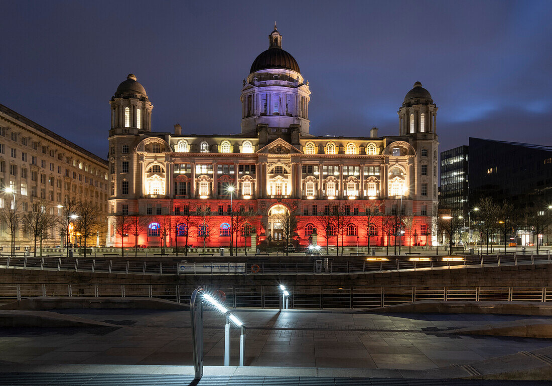 Das Hafengebäude von Liverpool bei Nacht, Pier Head, Liverpool Waterfront, Liverpool, Merseyside, England, Vereinigtes Königreich, Europa