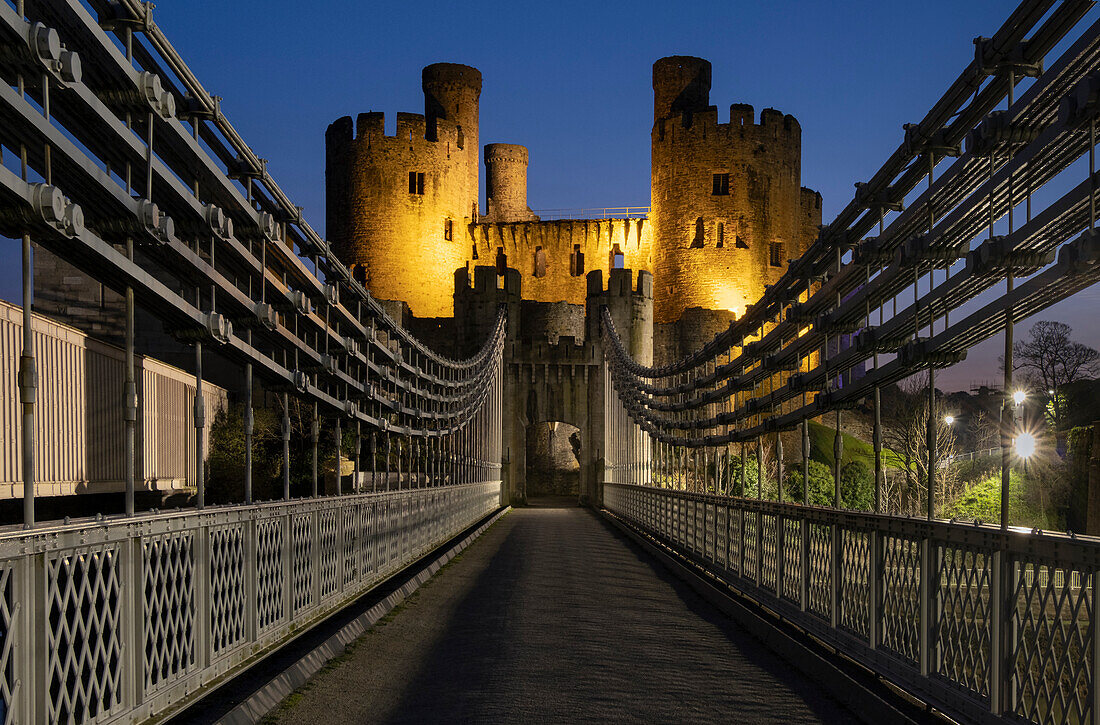 Thomas Telfords Conwy-Hängebrücke und Conwy Castle, UNESCO-Weltkulturerbe, bei Nacht, Conwy, Nordwales, Vereinigtes Königreich, Europa
