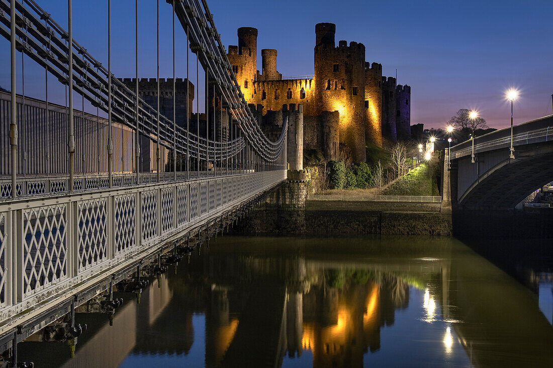 Thomas Telfords Conwy-Hängebrücke, der Fluss Conwy und Conwy Castle, UNESCO-Weltkulturerbe, bei Nacht, Conwy, Nordwales, Vereinigtes Königreich, Europa