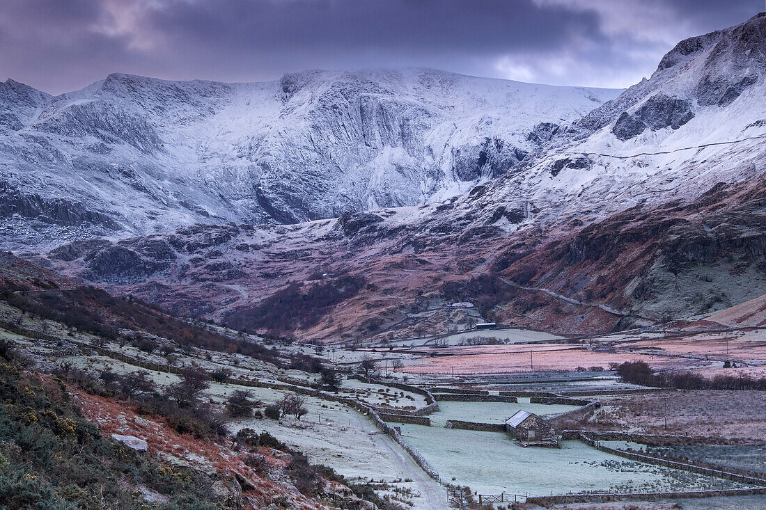 Frostiger Morgen im Nant Ffrancon-Tal vor der Kulisse der Glyderau-Berge, Snowdonia-Nationalpark, Eryri, Nordwales, Vereinigtes Königreich, Europa