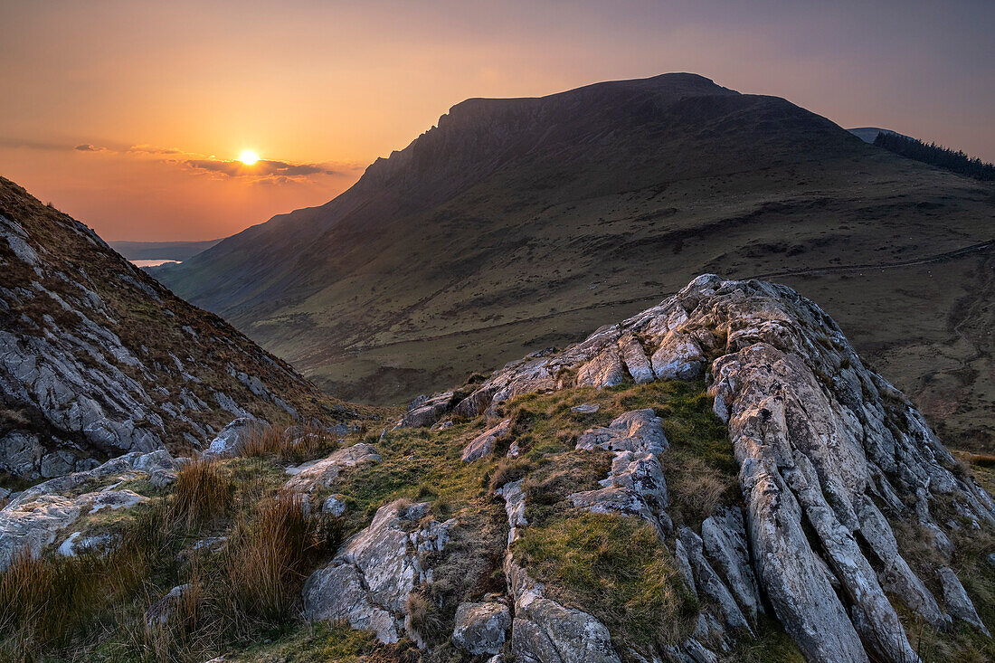 Mynydd Mawr von Clogwyngarreg bei Sonnenuntergang, Snowdonia National Park, Eryri, Nordwales, Vereinigtes Königreich, Europa