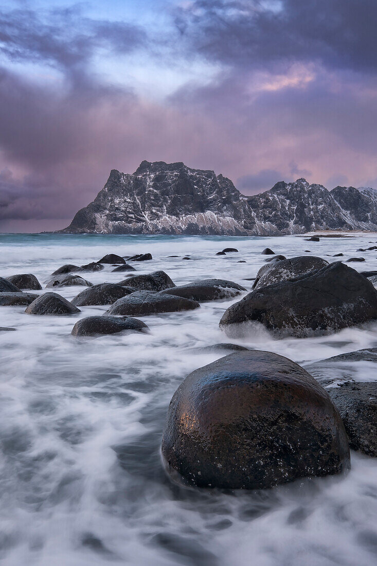 Uttakleiv Strand im Winter, Vestvagoya Insel, Lofoten Inseln, Norwegen, Skandinavien, Europa