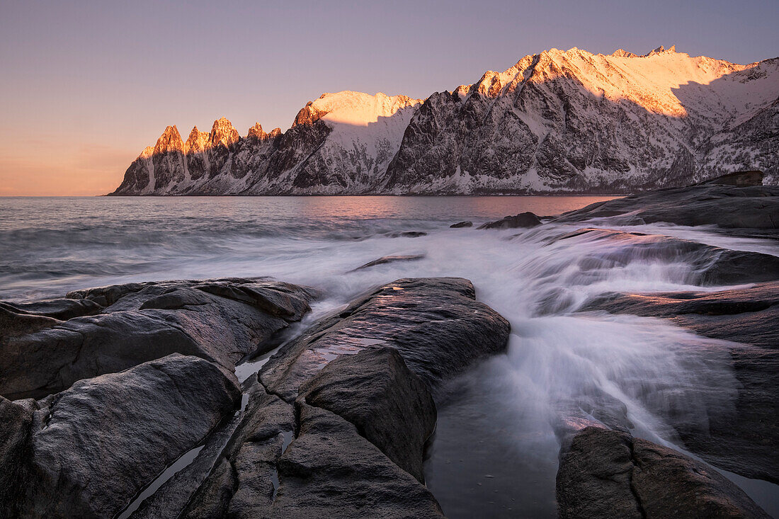 Der Teufelskiefer (die Teufelszähne), Oskornan Berge, Tungeneset, Senja, Troms og Finnmark County, Norwegen, Skandinavien, Europa