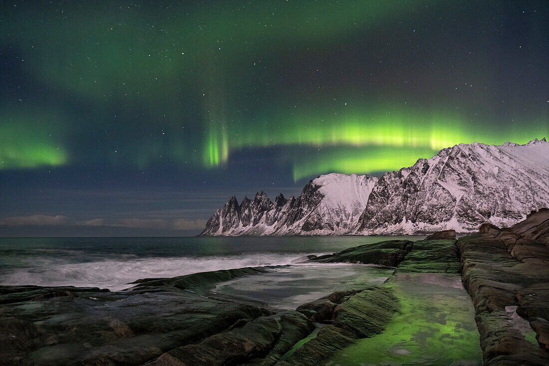 Die Aurora Borealis (Nordlicht) über dem Teufelskiefer (Teufelszähne), Oskornan Berge, Tungeneset, Senja, Troms og Finnmark Bezirk, Norwegen, Skandinavien, Europa
