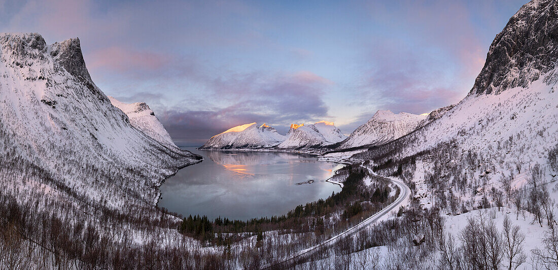 Dämmerungslicht über dem Bergsfjord und der Bergsbotn-Bergkette im Winter, Senja, Troms og Finnmark, Norwegen, Skandinavien, Europa