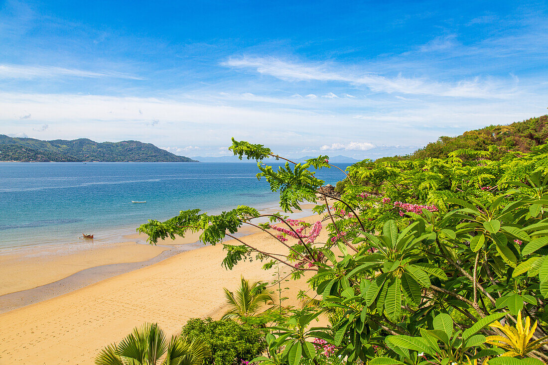 Strand auf der Insel Nosy Komba, Nordwest-Madagaskar, Indischer Ozean, Afrika