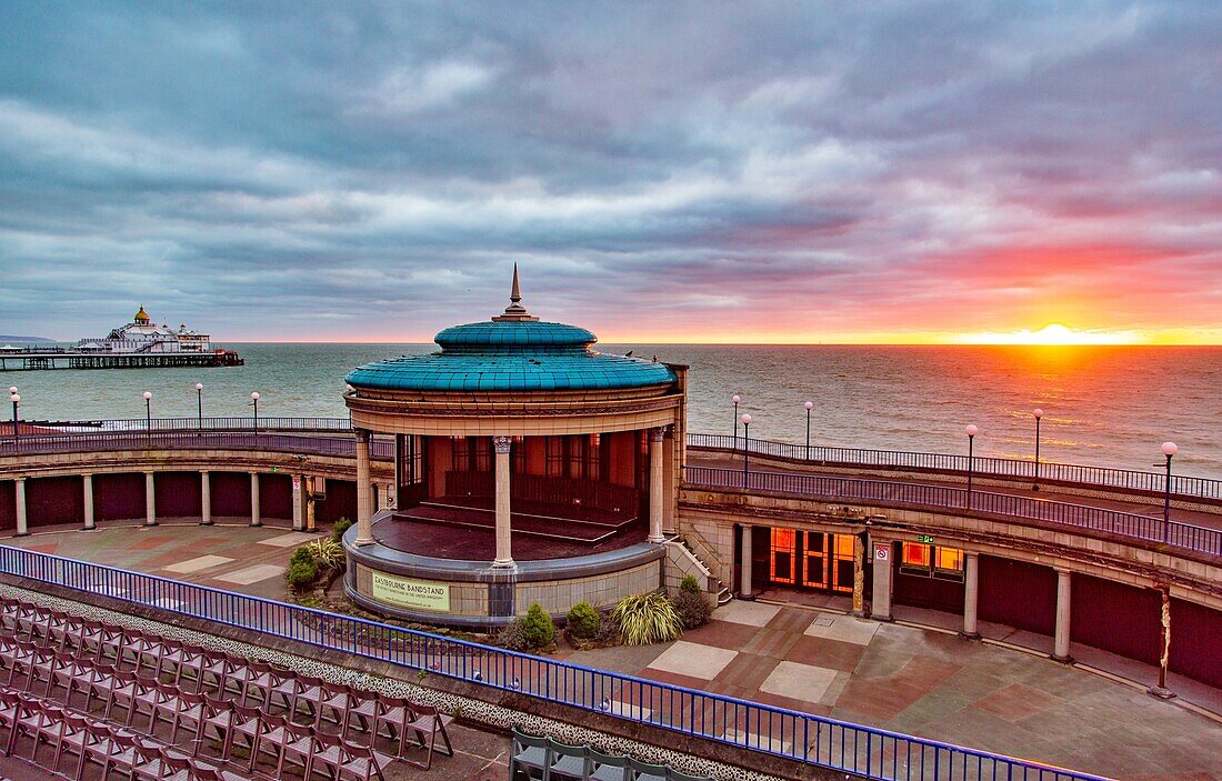 Eastbourne Bandstand und Pier in der Morgendämmerung, Eastbourne, East Sussex, England, Vereinigtes Königreich, Europa