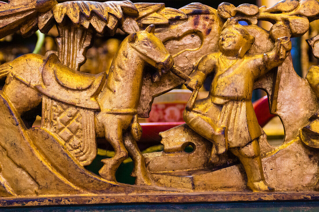 Detail einer Metalldekoration mit der Darstellung eines Pferdes und eines Ritters im Tempel, Yangon, Myanmar (Burma), Asien