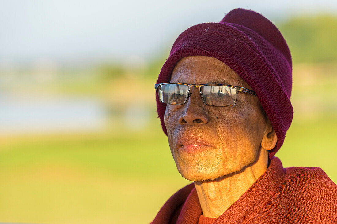 Porträt eines älteren Mönchs mit Hut und Brille, Amarapura, Mandalay, Myanmar (Birma), Asien