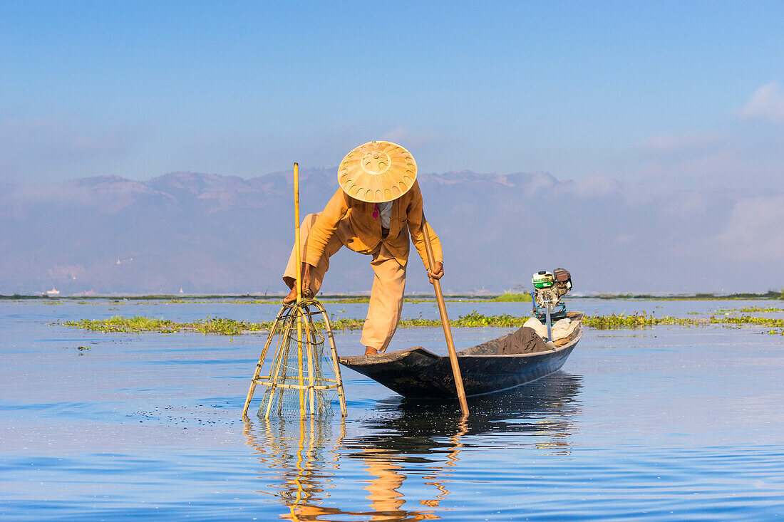 Fischer mit traditionellem konischem … – Bild kaufen – 13816921