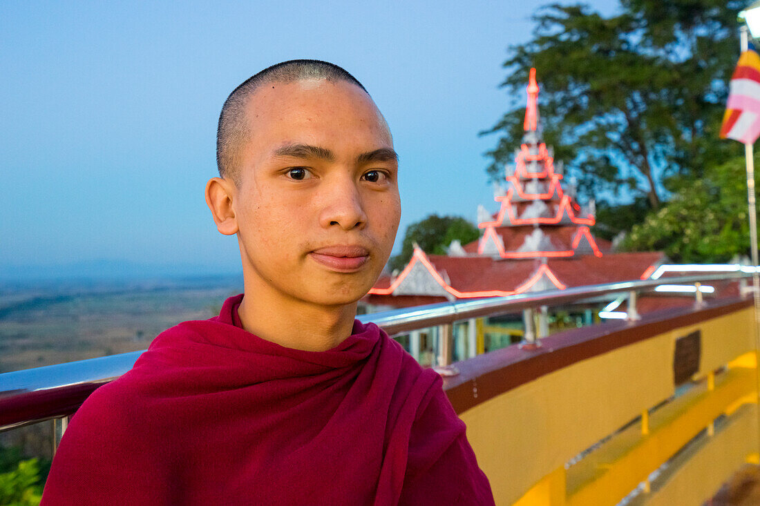 Junger Mönch, der zum Mandalay Hill kam, um mit Touristen Englisch zu üben, Mandalay Hill, Mandalay, Myanmar (Burma), Asien