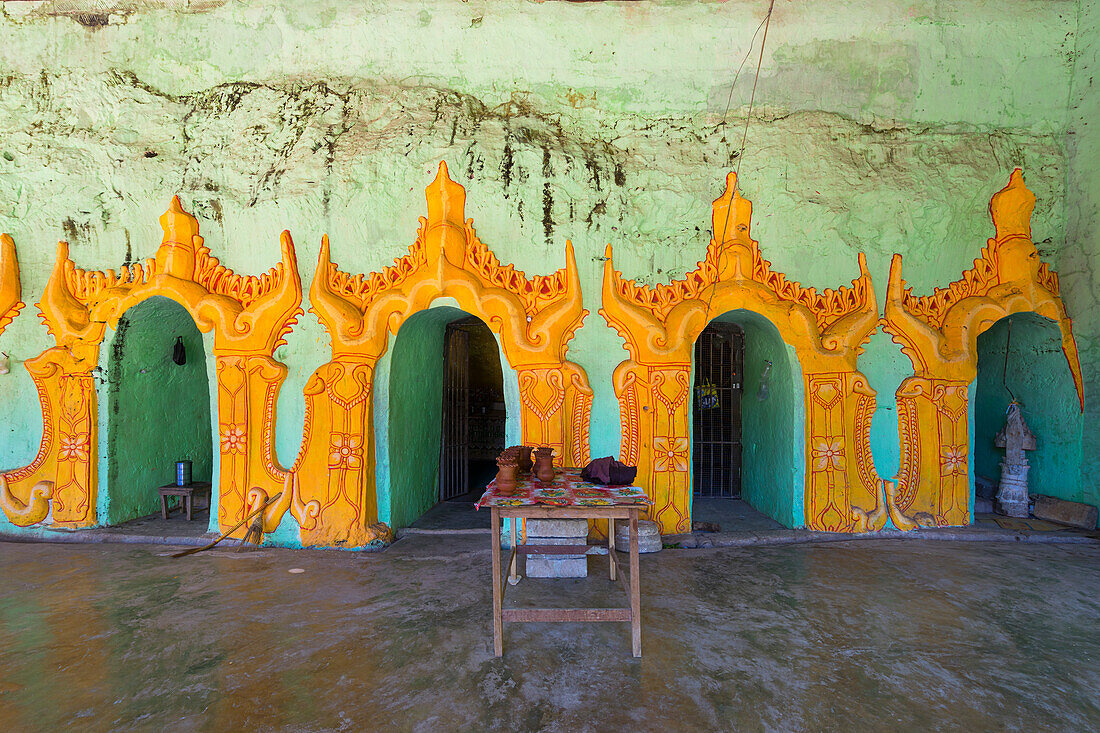 Eingänge in den Hpo Win Daung-Höhlen (Phowintaung-Höhlen), Monywa, Myanmar (Birma), Asien