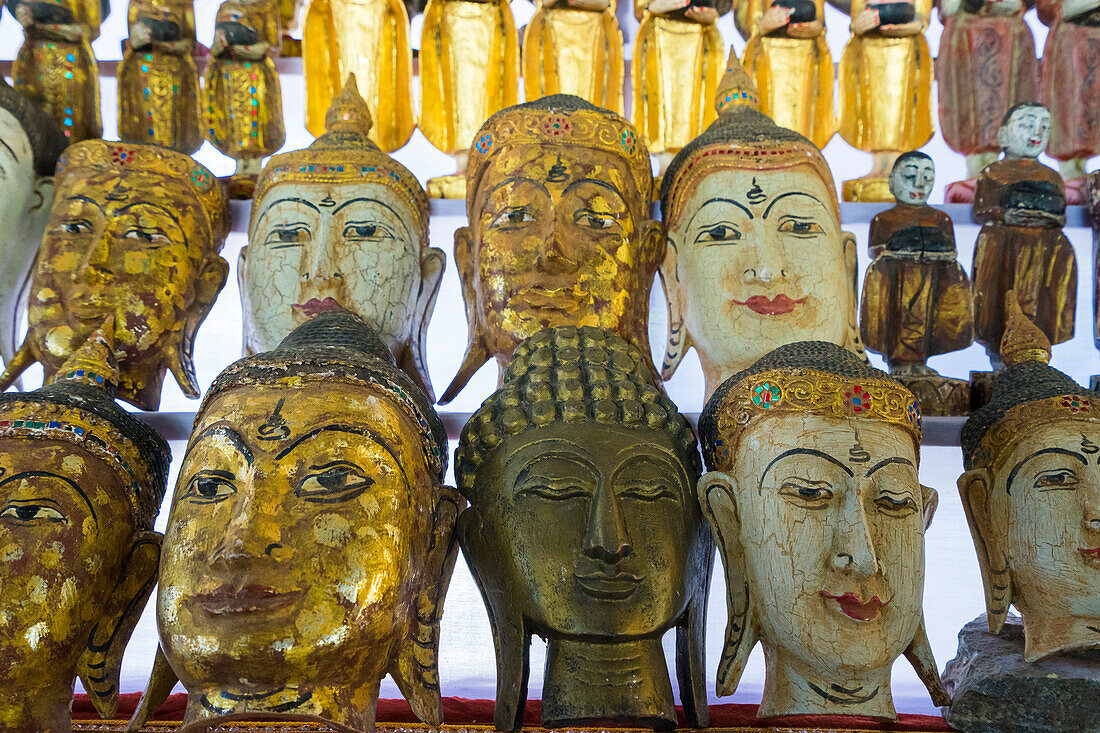 Ausgestellte Buddha-Masken in einem Geschäft, Mandalay, Myanmar (Birma), Asien