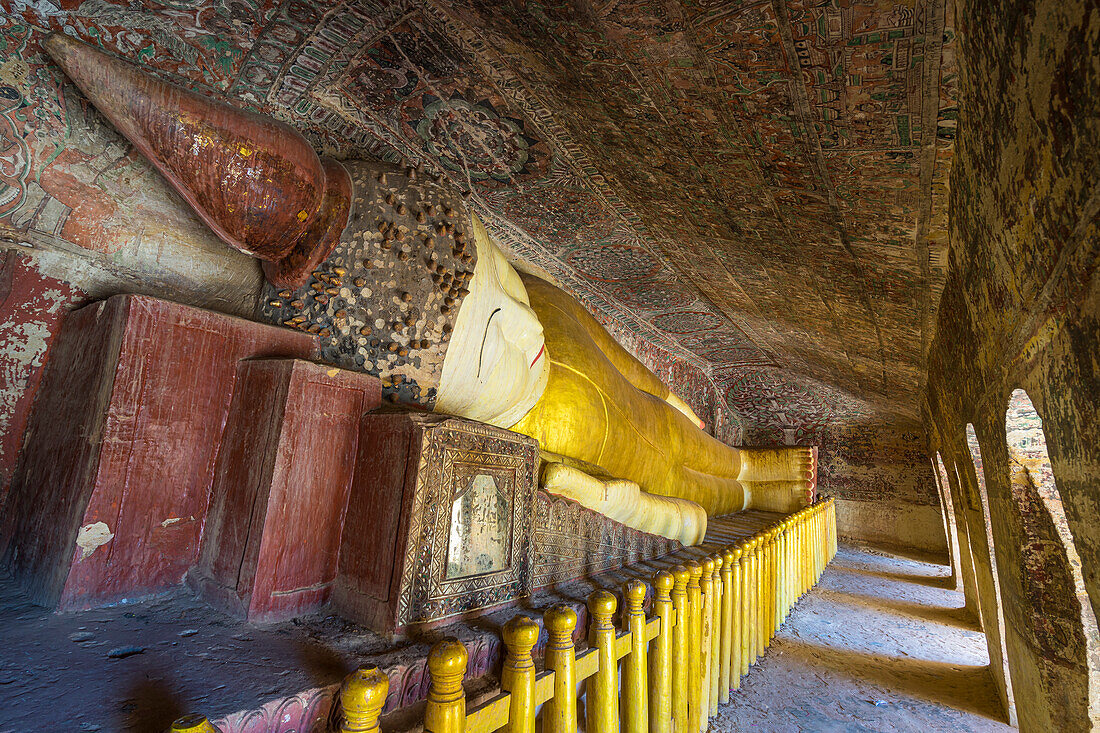 Reclining Buddha statue, Hpo Win Daung Caves (Phowintaung Caves), Monywa, Myanmar (Burma), Asia