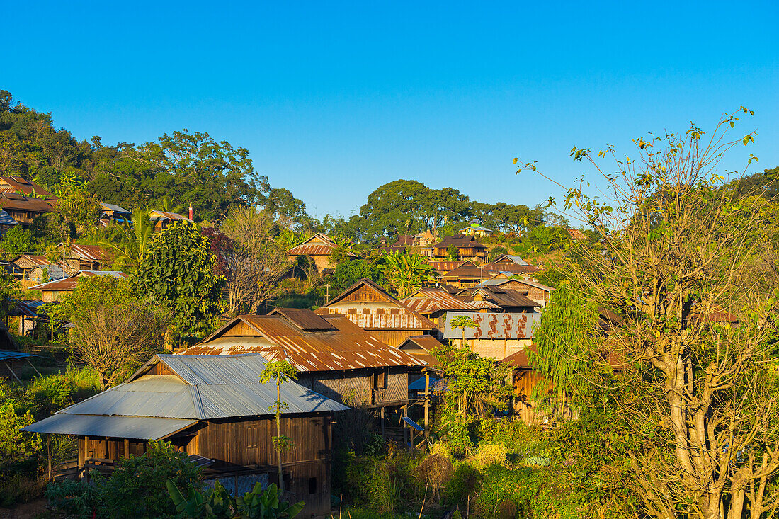 Häuser in einem Bergdorf bei Hsipaw, Shan-Staat, Myanmar (Birma), Asien