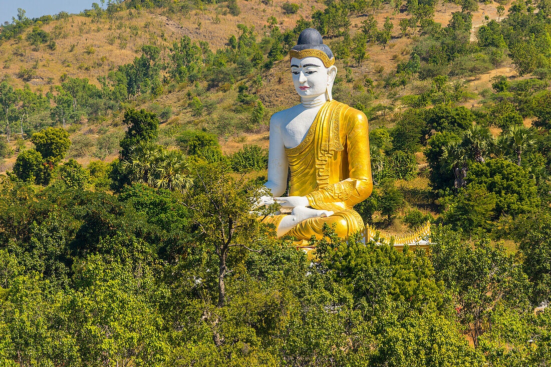Große sitzende Buddha-Statue in der Nähe des Maha Bodhi Ta Htaung Standing Buddha, Monywa, Myanmar (Burma), Asien
