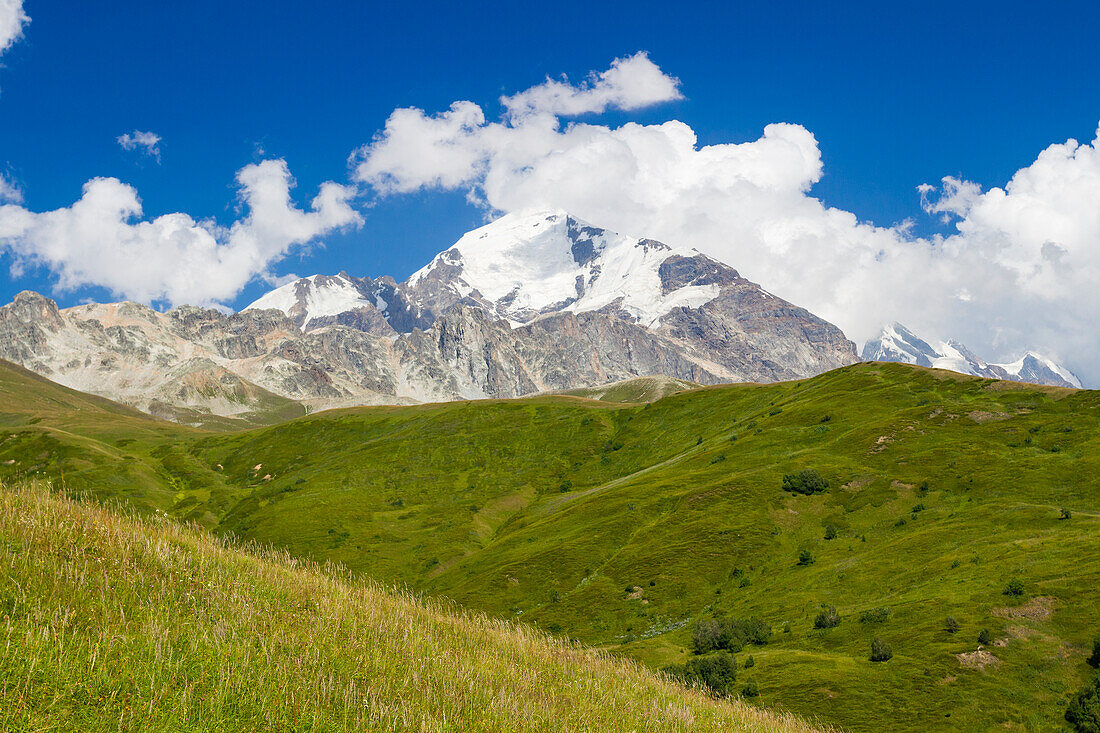 Gipfel des Svaneti-Gebirges und Wiese bei Adishi, Georgien, Zentralasien, Asien