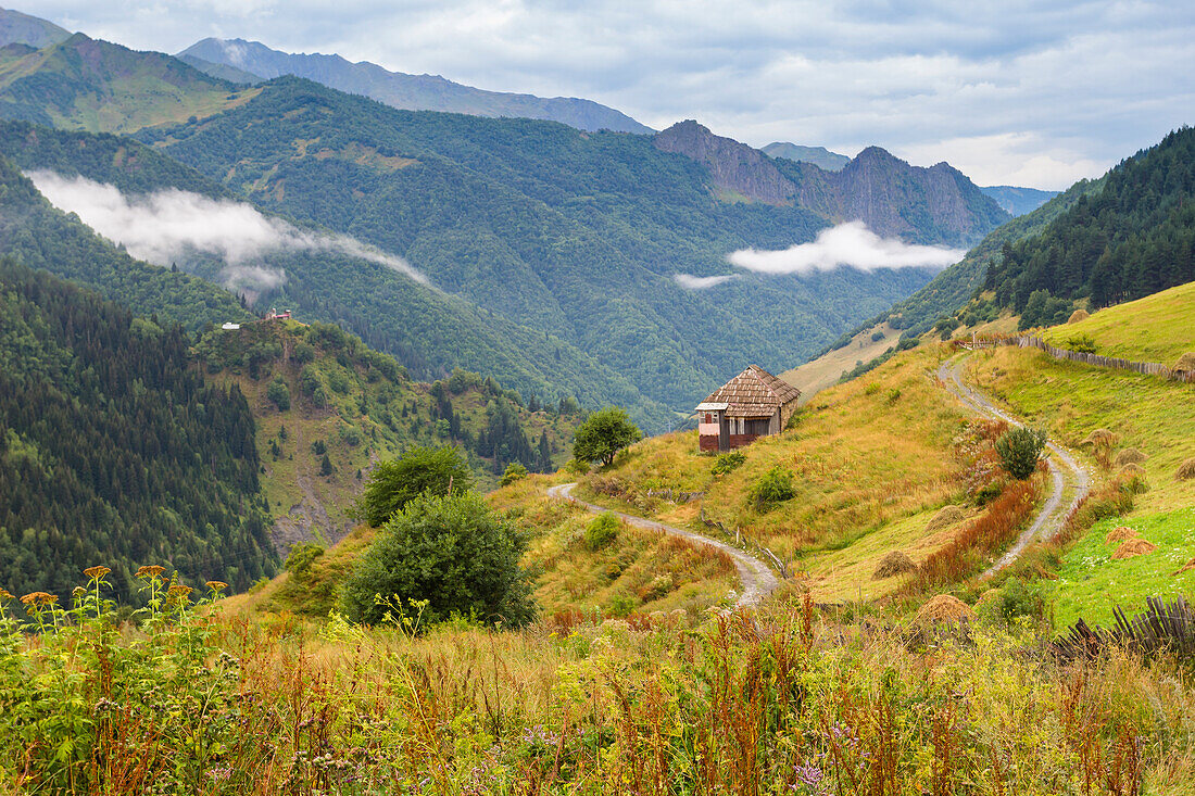 Haus in den Bergen bei Ushguli, Swanetien, Kaukasusgebirge, Georgien, Zentralasien, Asien