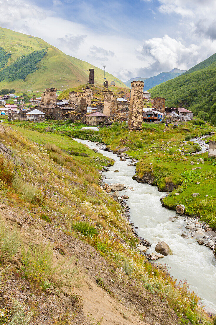 Dorf Chazhashi mit mittelalterlichen Wachtürmen in der Nähe von Ushguli, Svaneti-Gebirge, Kaukasus, Georgien, Zentralasien, Asien
